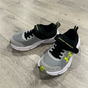 Boys toddler under armour shoes in gray size 11.5c